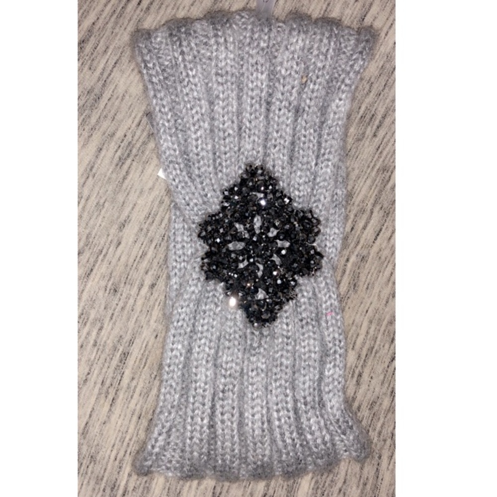 Pretty gray head wrap!